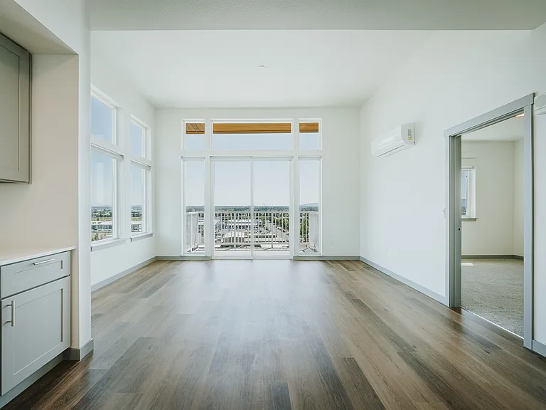 Grand Vista Apartments — Photo 10