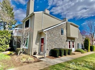 39 Farnham Sq, Parlin, NJ 08859