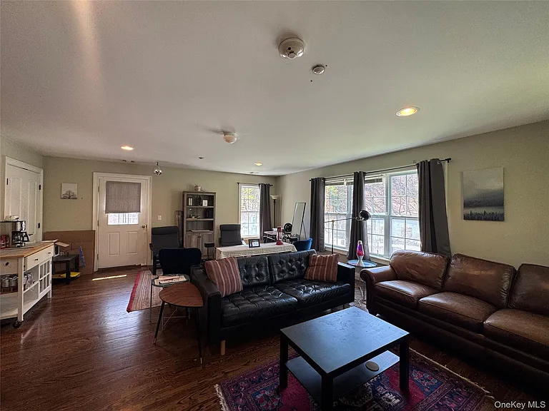 907 Main St — Photo 14