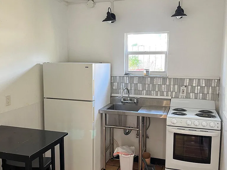 709 Hunter St #A — Photo 8