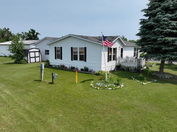 80 Woodland Dr, Cheboygan, MI 49721