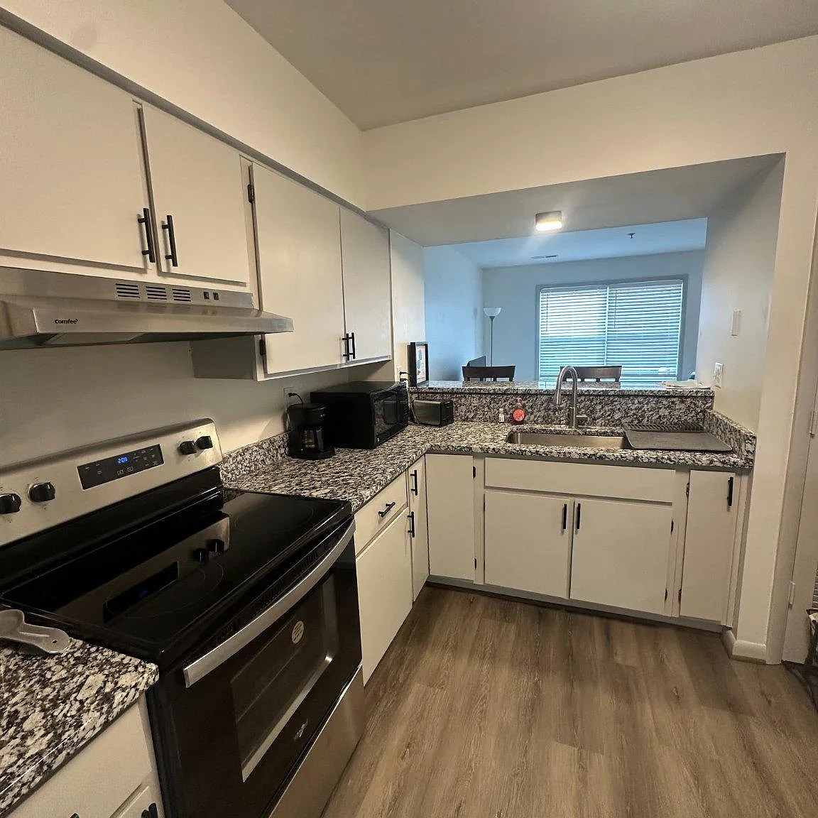 3 bed, 1.5 bath, 1227 sqft, $2,095 — Photo 3