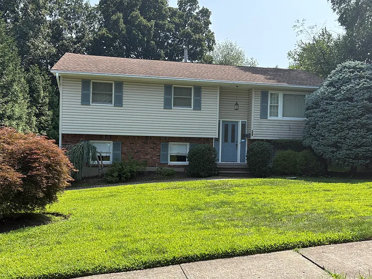254 Manor Blvd — Photo 1