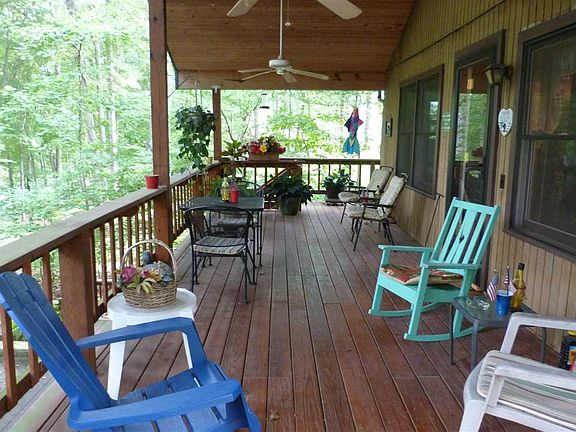 2nd image of 527 Willow Ln