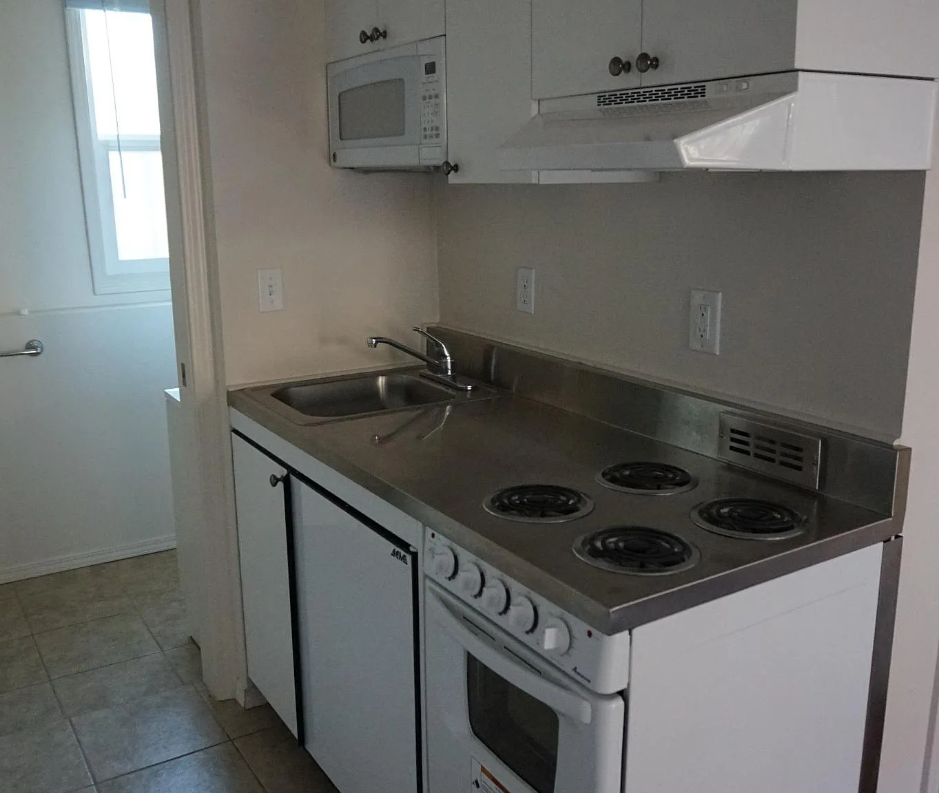 Studio, 325 sqft, $1,310 — Photo 3