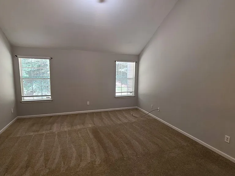 1593 Queen Elizabeth Dr — Photo 8