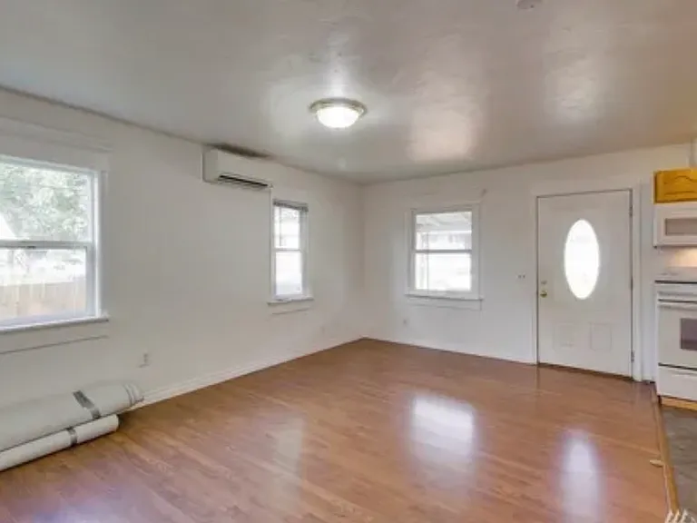520 SE Date Ave — Photo 3