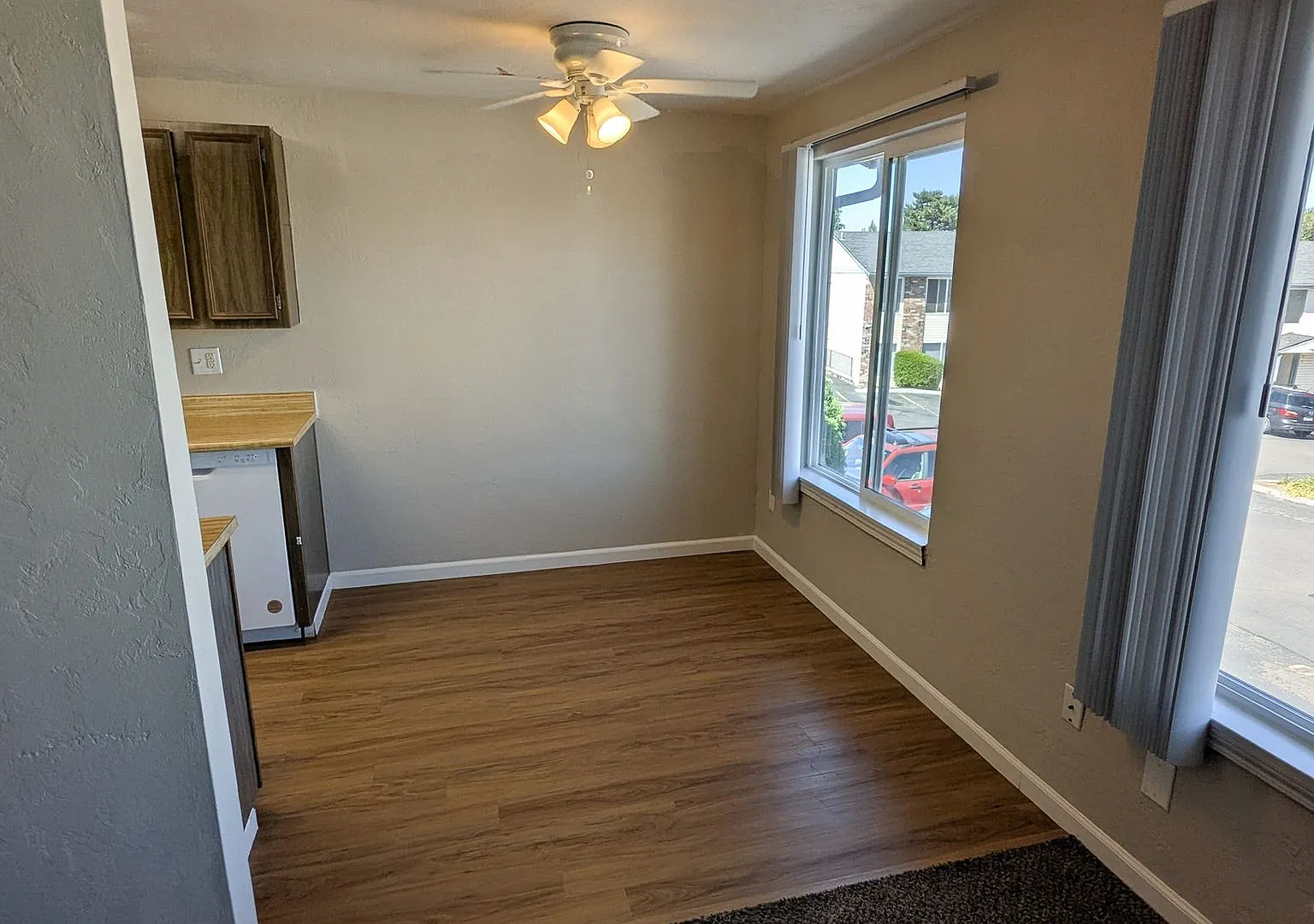 Colonial Apartments — Photo 3