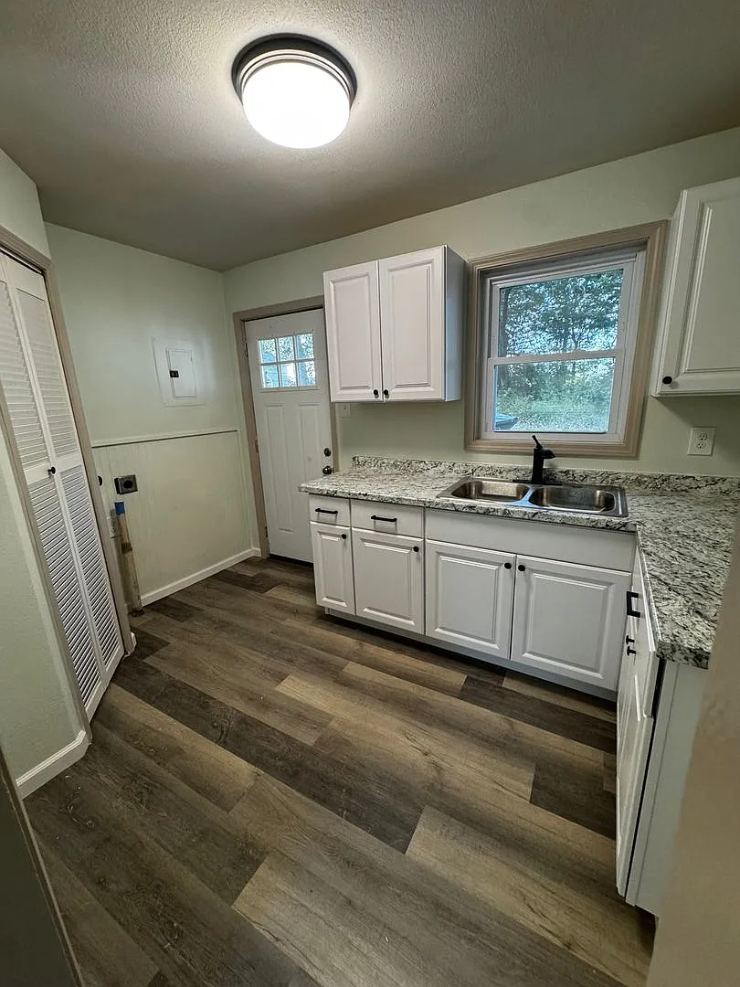 2 bedroom home in South Topeka — Photo 2