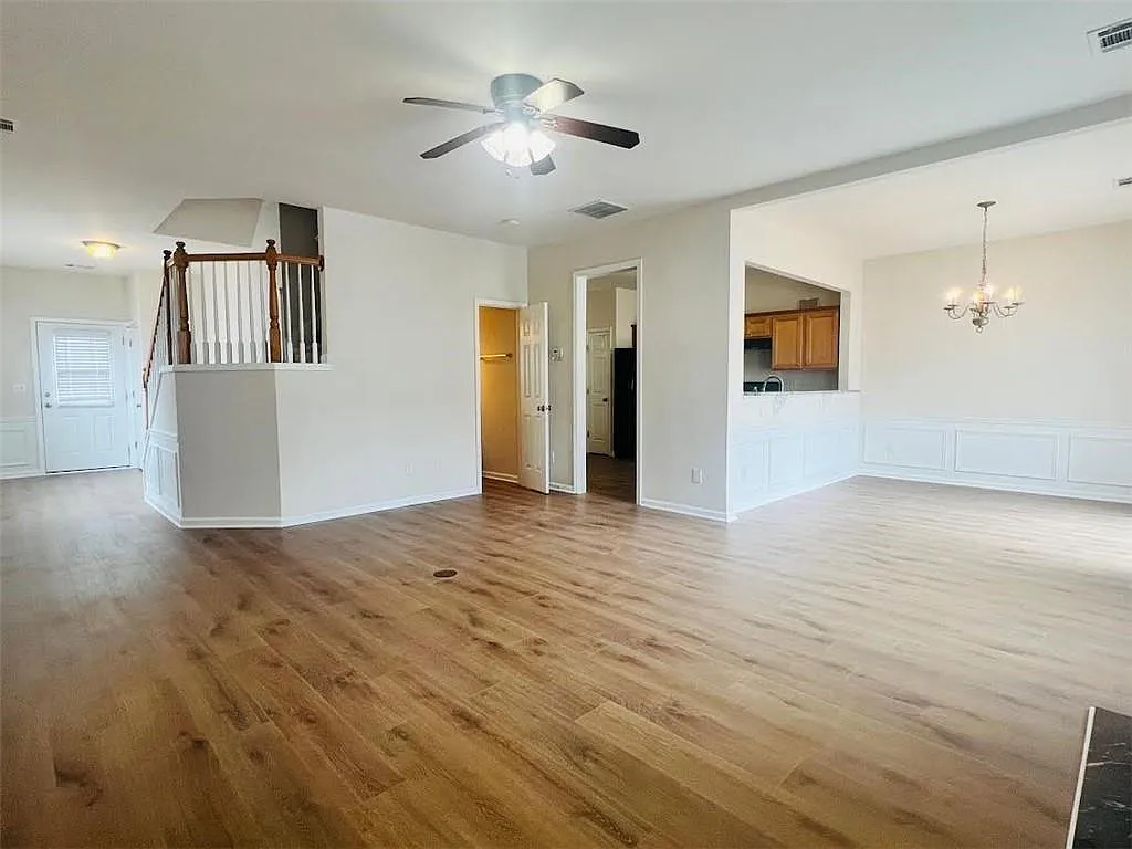 3 bed, 2.5 bath, 1836 sqft, $2,200 — Photo 2