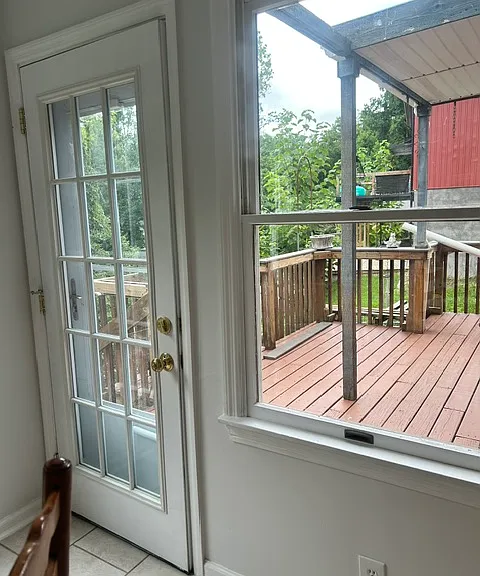 Access to the main deck from eat-in kitchen area