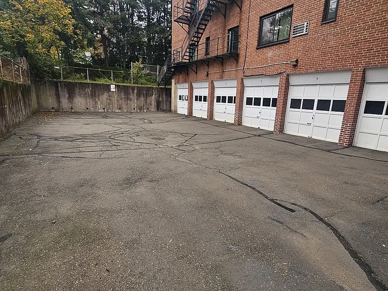 572 Whitney Ave #3E — Photo 9