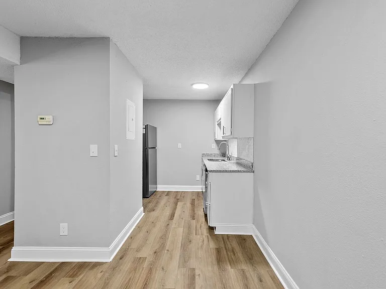 Pineview Apartments — Photo 23