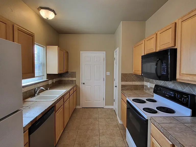 1105 N Cuernavaca Dr #B — Photo 8