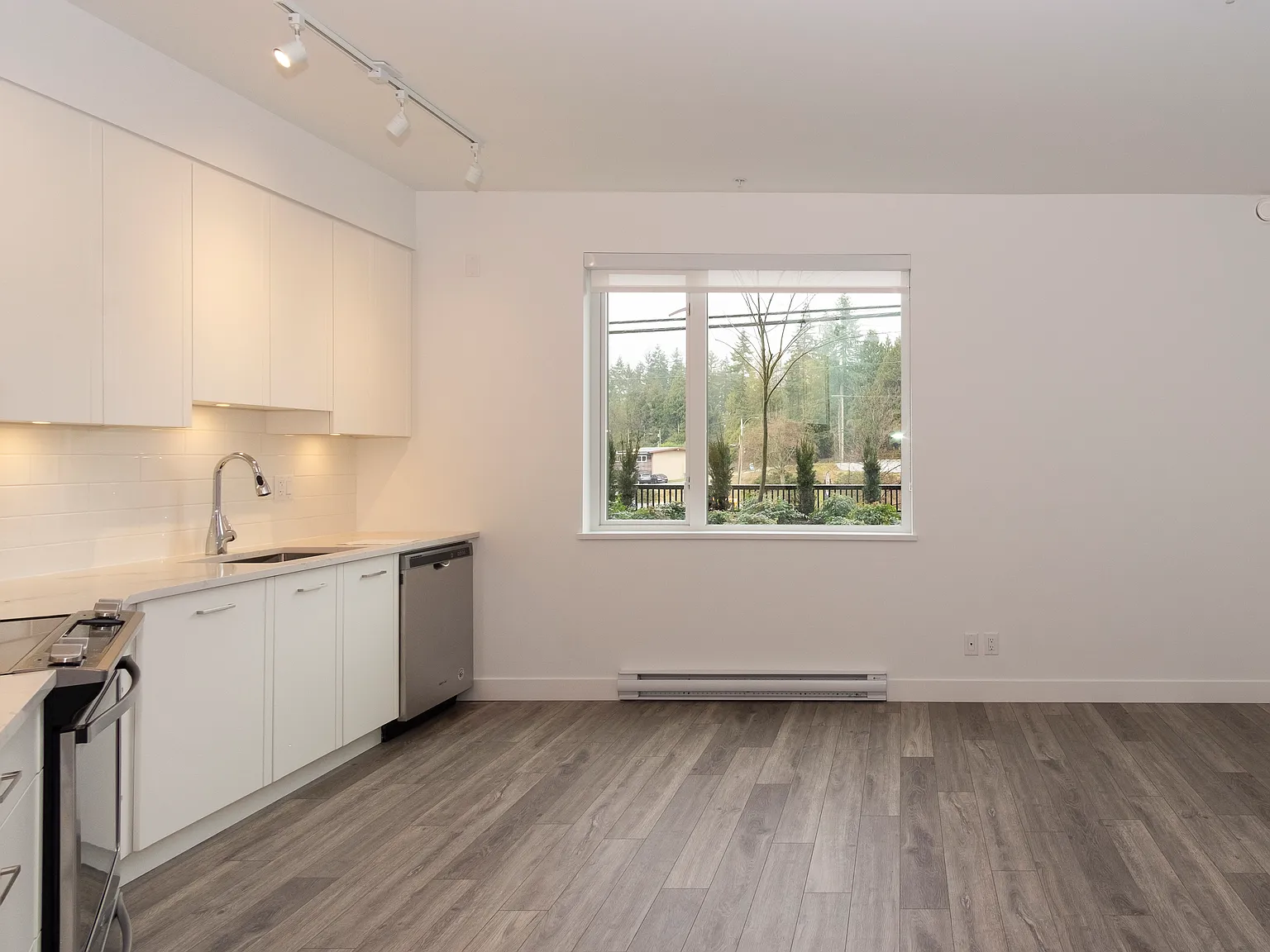 951 Charland Avenue Coquitlam — Photo 2