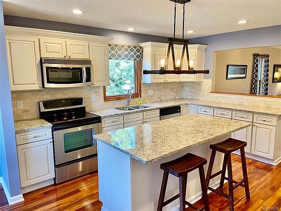 5th image of 10 Haverford Ln