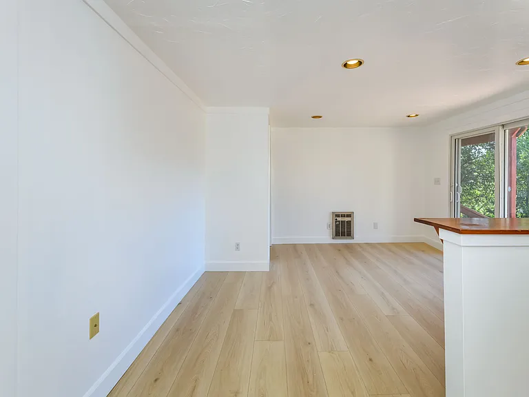 161 Sacramento Ave #1 — Photo 8