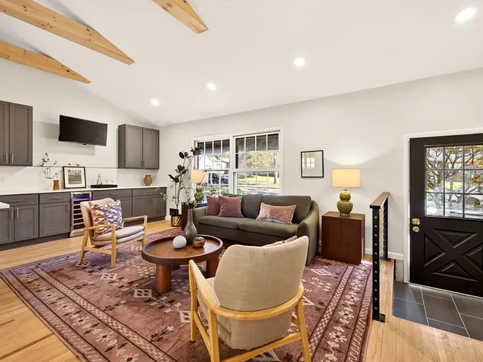 362 Hillview Dr