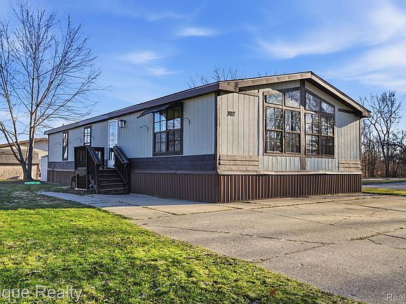 3rd image of 302 Rochford Grand