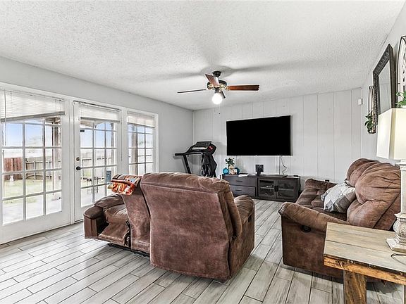 2nd image of 828 Fairfax Dr