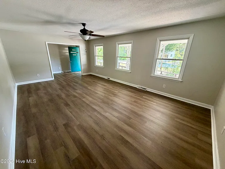 27 Vermont Ave — Photo 12