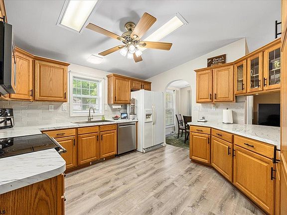 3rd image of 18 Knollwood Dr