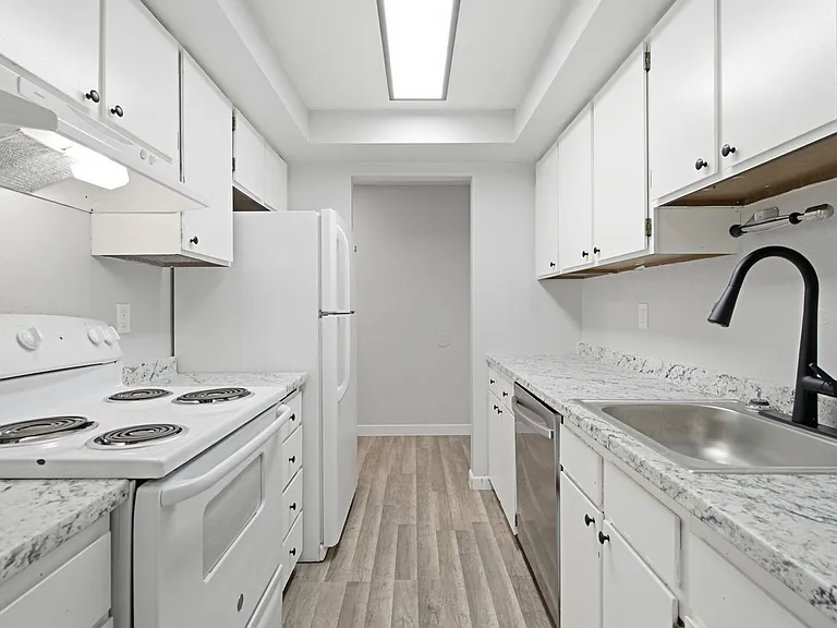 River Court Apartments - Updated Units With A View! — Photo 31