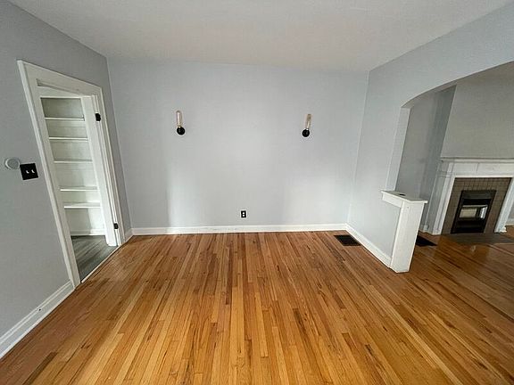 4th image of 921 Thomas Rd