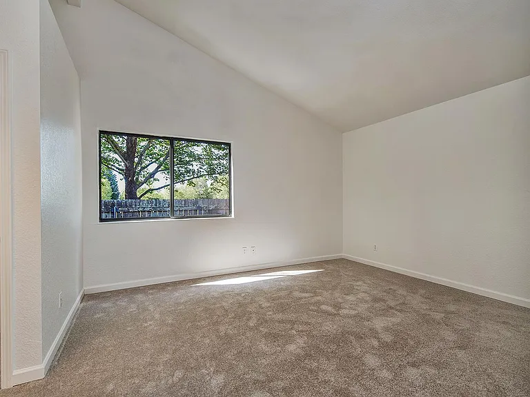 828 Bond Pl — Photo 10