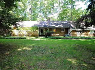 576 Solon Rd, Bentleyville, OH 44022