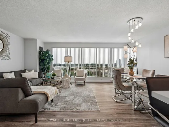 18 Lee Centre Dr #906, Toronto, ON M1H 3H5