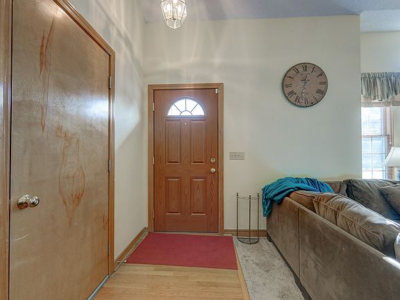 4th image of 15532 Foster St