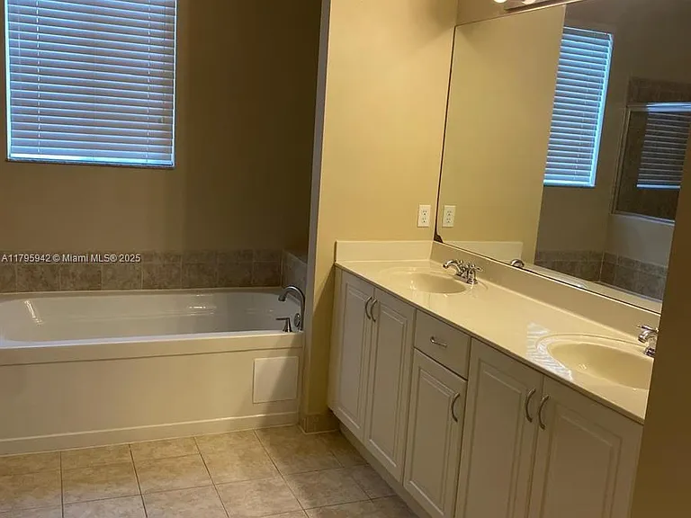 2832 SW 81st Ave — Photo 6