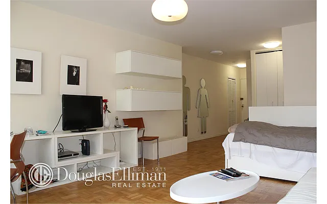 Rented by Douglas Elliman | media 33