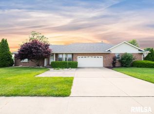 1312 N Cummings Ln, Washington, IL 61571