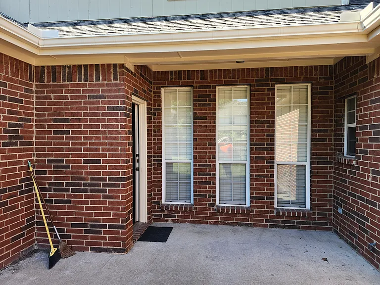 1329 Kingsley Ct — Photo 8