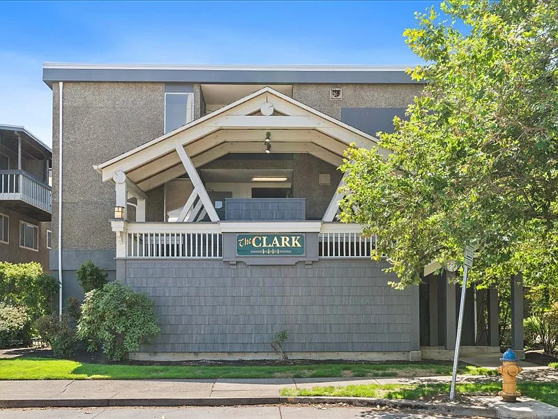 Lewis and Clark Apartments — Photo 2