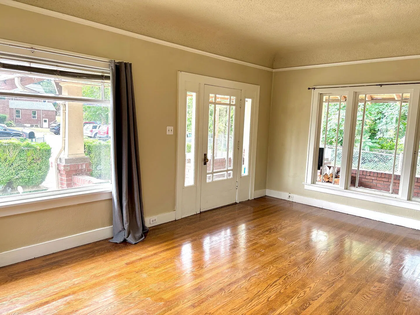 Historic Milwaukie 3 bedroom bungalow with Hardwood and fully fenced yard — Photo 4