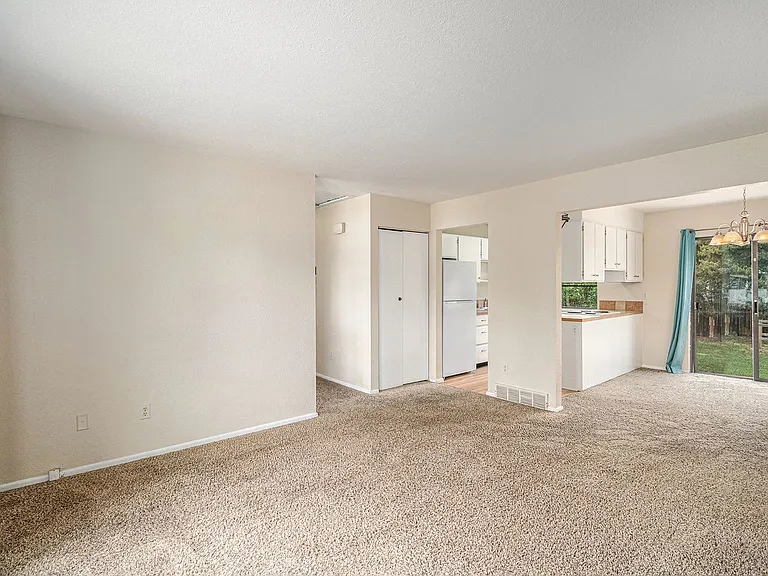 906 Mansfield Dr — Photo 3