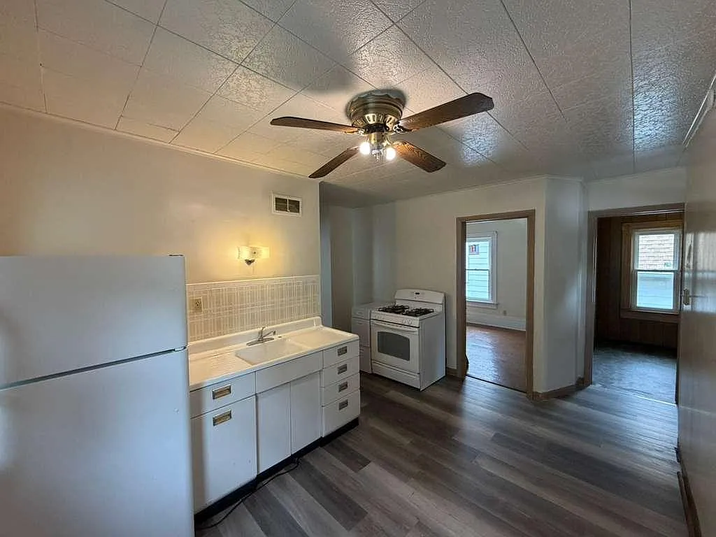 2404 W Lapham St - 2406 W Lapham St (Upper) — Photo 2