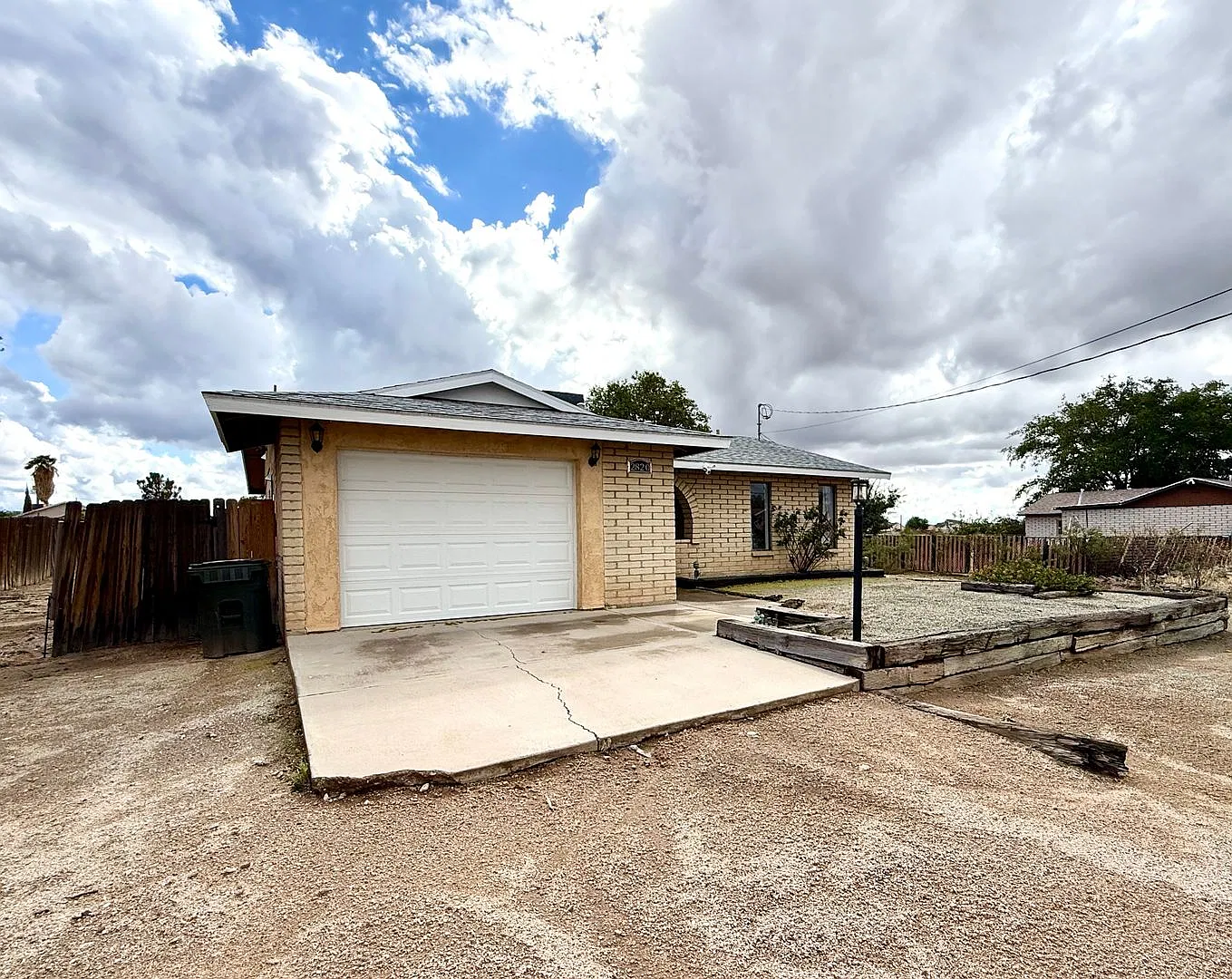 Updated 2 Bedroom Home Near Hualapai School Open Floor Plan & Fenced Backyard! — Photo 3