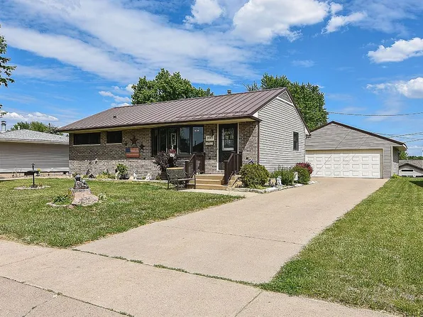 2068 Carter Rd, Dubuque, IA 52001