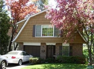 120 Columbus Dr, Tenafly, NJ 07670
