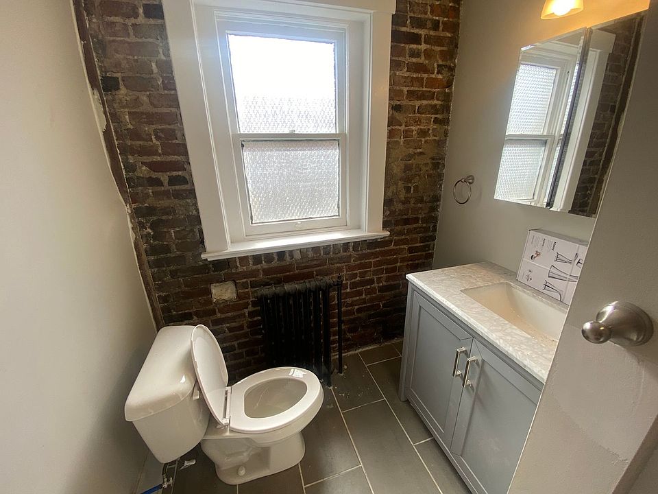 1st image of 410 W Ormsby Ave #10
