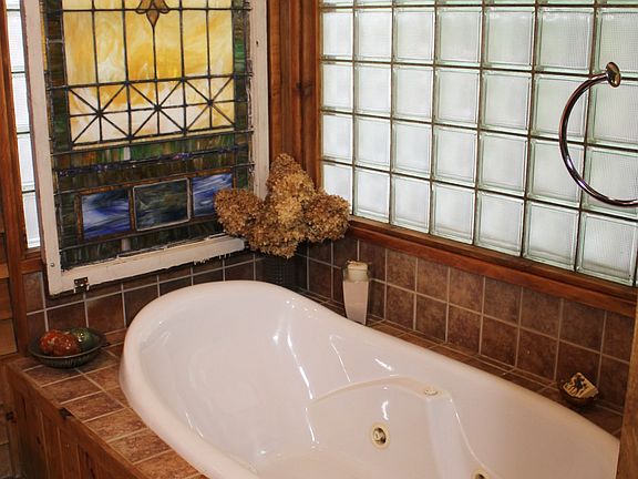 Master bath - soaking tub