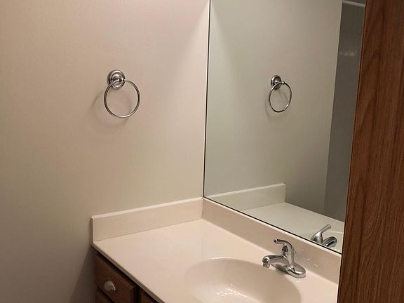 5th image of 876 Edgewater Dr