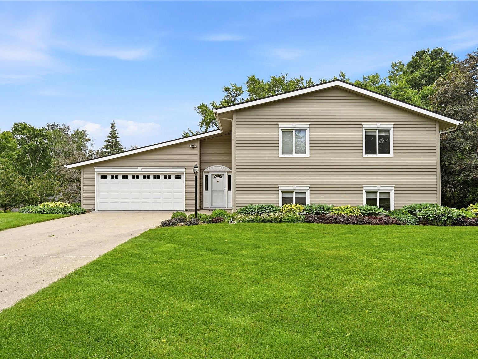 1484 Crest Dr, Chaska, MN 55318 | MLS #7079712 | Zillow