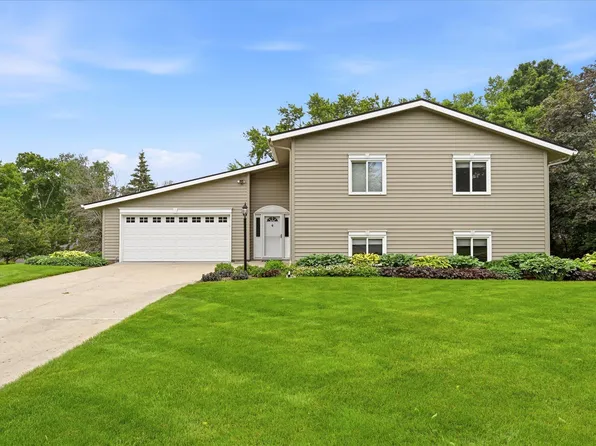 1484 Crest Dr, Chaska, MN 55318