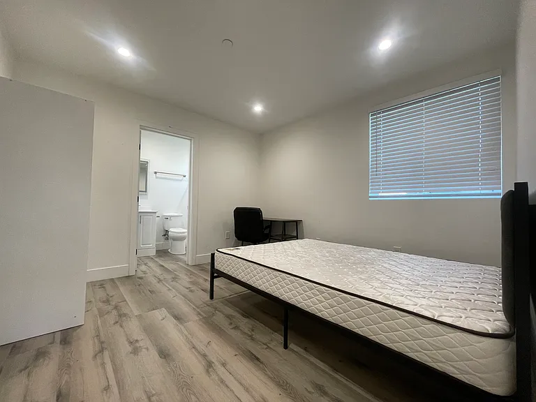 1532 W 37th St #6 — Photo 15
