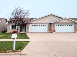 2122 Pembrooke Dr, Grand Forks, ND 58201